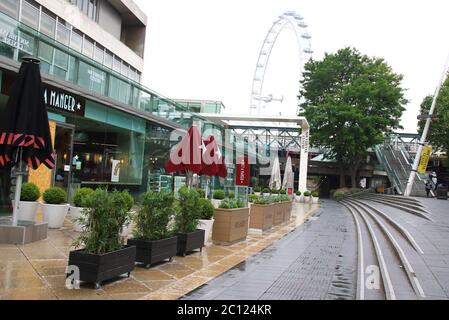 London, Großbritannien. Juni 2020. Die Restaurants am South Bank in der Nähe des London Eye sind immer noch geschlossen und machen an einem regnerischen Tag einen düsteren Blick.London ist vorbereitet und bereit, wieder zu öffnen, bis zu einem gewissen Grad, da die Geschäfte sich am Montag, 15. Juni, vorbereiten, ihre Türen zu öffnen. Der Einzelhandelssektor ist seit März aufgrund der durch die Covid-19-Pandemie verursachten Beschränkungen in einer Blockierung. Restaurants und Pubs müssen bis mindestens Juli geschlossen bleiben Credit: SOPA Images Limited/Alamy Live News Stockfoto