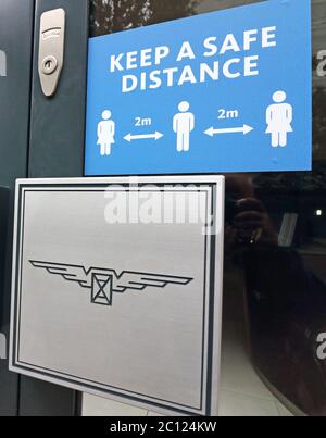 London, Großbritannien. Juni 2020. Ein großes Schild, das die Öffentlichkeit über soziale Distanzierung informiert, das man während der Vorbereitungen in einem Luxusuhrgeschäft Longines sieht.London ist vorbereitet und bereit, wieder zu öffnen, bis zu einem gewissen Grad, da die Geschäfte sich am Montag, 15. Juni, vorbereiten. Der Einzelhandelssektor ist seit März aufgrund der durch die Covid-19-Pandemie verursachten Beschränkungen in einer Blockierung. Restaurants und Pubs müssen bis mindestens Juli geschlossen bleiben Credit: SOPA Images Limited/Alamy Live News Stockfoto