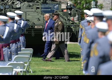 New York City, USA. Juni 2020. US-Präsident Donald Trump und LT. General Darryl A. Williams, 60. Superintendent der US Military Academy, gehen an Kadetten vorbei, während sie in die Ebene kommen, um die Abschlussfeier der United States Military Academy West Point 2020 West Point, NY, 13. Juni 2020 zu besuchen. Trump sprach vor 1113 graduierte Kadetten davon. (Anthony Behar/Sipa USA) Quelle: SIPA USA/Alamy Live News Stockfoto