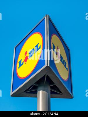 Bukarest/Rumänien - 06.03.2020: Schild mit Lidl Supermarktlogo gegen blauen Himmel. Stockfoto