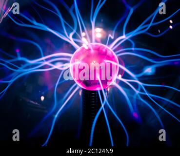 Plasma Ball Strahlen in der Dunkelheit Stockfoto