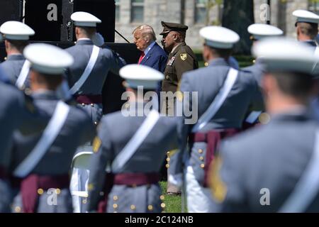 New York City, USA. Juni 2020. US-Präsident Donald Trump und LT. General Darryl A. Williams, 60. Superintendent der US Military Academy, gehen an Kadetten vorbei, während sie in die Ebene kommen, um die Abschlussfeier der United States Military Academy West Point 2020 West Point, NY, 13. Juni 2020 zu besuchen. Trump sprach vor 1113 graduierte Kadetten davon. (Anthony Behar/Sipa USA) Quelle: SIPA USA/Alamy Live News Stockfoto