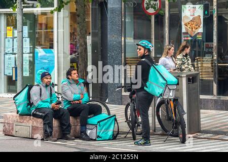 Deliveroo Delivery Riders machen eine Pause in Cork, Irland. Stockfoto