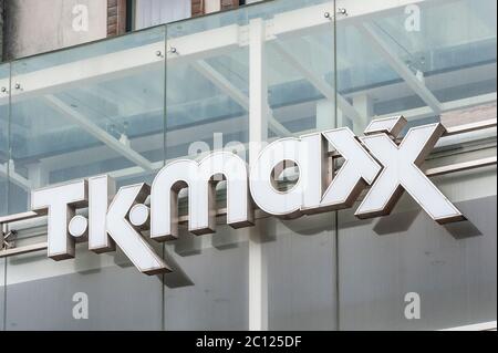 Außenschild des TK Maxx Bekleidungshauses in Cork, Irland Stockfoto