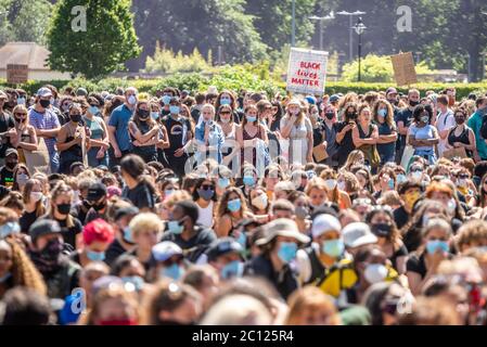 Brighton Großbritannien, 13. Juni 2020: Beispiellose Menschenmassen, die an diesem Nachmittag an der Black Lives Matter-Kundgebung in Brighton teilnehmen. Stockfoto