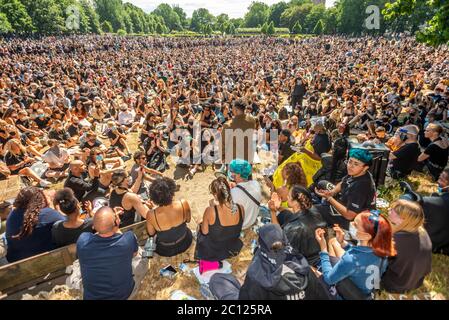 Brighton Großbritannien, 13. Juni 2020: Beispiellose Menschenmassen, die an diesem Nachmittag an der Black Lives Matter-Kundgebung in Brighton teilnehmen. Stockfoto