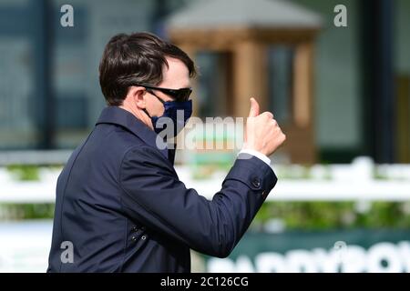 Trainer Aidan O'Brien reagiert, nachdem Snow ridden von Seamie Heffernan Salsa schlägt und auf der Curragh Racecourse den Irish Hengst Farms EBF-Stutfohlen Maiden gewinnt. Stockfoto