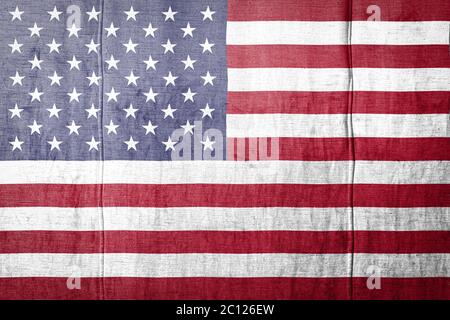 Nationalflagge der USA, die in Farbfarben auf alten Textilien dargestellt ist. Flag Banner auf Stoff Textur Hintergrund. Stockfoto