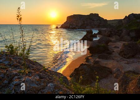 Sonnenaufgang über dem Asowschen Meer am Strand von Generälen. Karalar regionale Landschaftsparks auf der Krim. Stockfoto