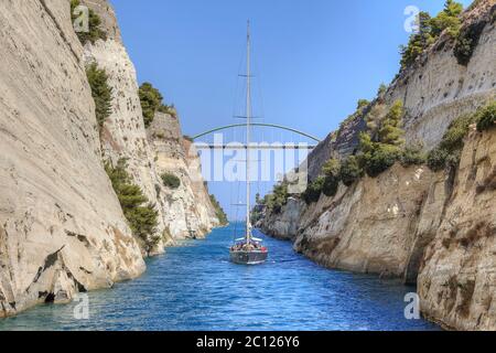 Kanal Von Korinth. Isoliert. Segelboot, das durch den engen Isthmus einfährt, der den Peloponnes vom griechischen Festland trennt. Stockfoto