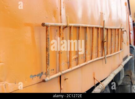 Orange Treppe Wasser Carter und seitlich an der Maschine als Hintergrund. Stockfoto
