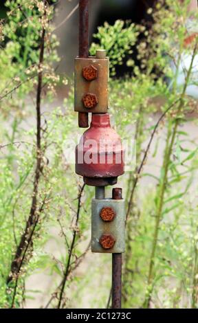 Verbinden Sie die beiden Kabel auf der Eisenbahn-Pol. Stockfoto