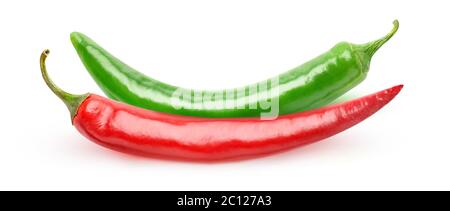 Zwei scharfe Chilischoten (rot und grün) isoliert auf weißem Hintergrund Stockfoto