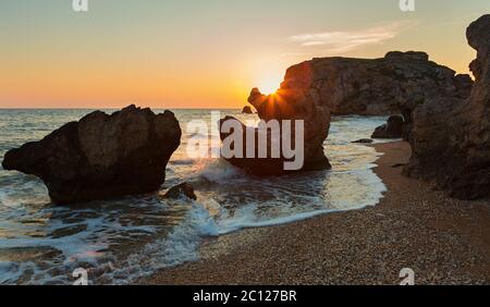 Sonnenaufgang über dem Asowschen Meer am Strand von Generälen. Karalar regionale Landschaftsparks auf der Krim. Stockfoto