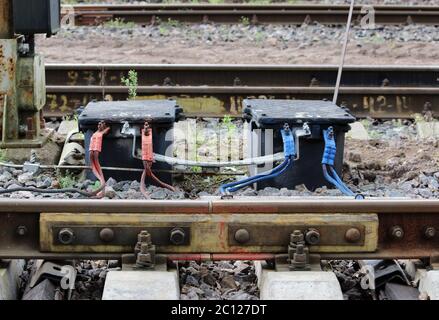 Rot und blau - ist es ein Teil der Bahn Meldesystem. Um festzustellen, ob es gibt, wenn etwas was die Straße trainieren Stockfoto