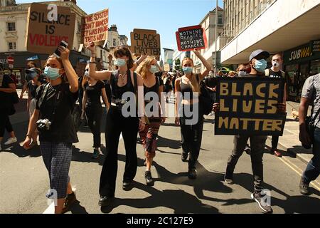 Brighton, Großbritannien. Juni 2020. Die friedliche schwarze Lebenswelt zieht durch Brighton 13/06/2020 Credit: Rupert Rivett/Alamy Live News Stockfoto