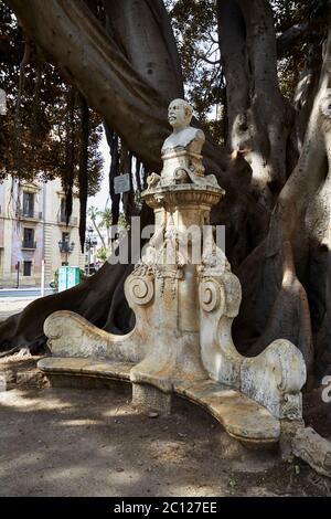 Munoz Degrain Denkmal im Schatten eines großen Feigenbaums, Gärten von Glorieta, Valencia, Spanien Stockfoto