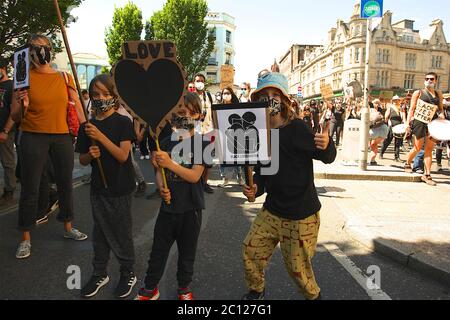 Brighton, Großbritannien. Juni 2020. Die friedliche schwarze Lebenswelt zieht durch Brighton 13/06/2020 Credit: Rupert Rivett/Alamy Live News Stockfoto