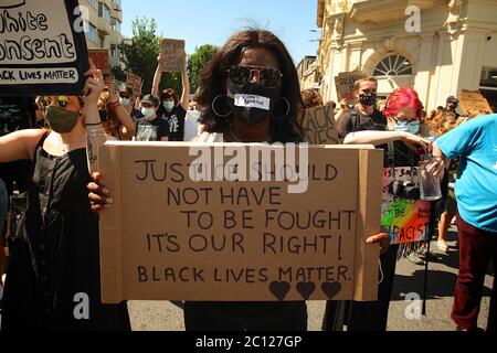 Brighton, Großbritannien. Juni 2020. Die friedliche schwarze Lebenswelt zieht durch Brighton 13/06/2020 Credit: Rupert Rivett/Alamy Live News Stockfoto