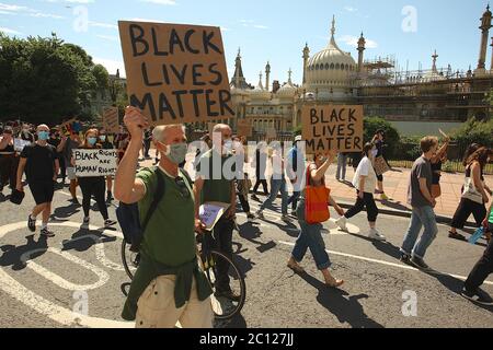 Brighton, Großbritannien. Juni 2020. Die friedliche schwarze Lebenswelt zieht durch Brighton 13/06/2020 Credit: Rupert Rivett/Alamy Live News Stockfoto