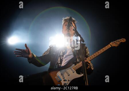 Aarhus, Dänemark. September 2019. Die dänische Sängerin, Songwriterin und Musikerin Mads langer spielt ein Live-Konzert im Musikhuset in Aarhus. (Foto: Gonzales Photo - Morten Kjaear). Stockfoto