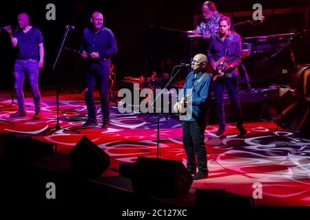 Herning, Dänemark. Juni 2019. Der britische Sänger, Songwriter und Blues-Rock-Musiker Mark Knopfler spielt ein Live-Konzert in der Jyske Bank Boxen in Herning. (Foto: Gonzales Photo - Morten Kjaer). Stockfoto