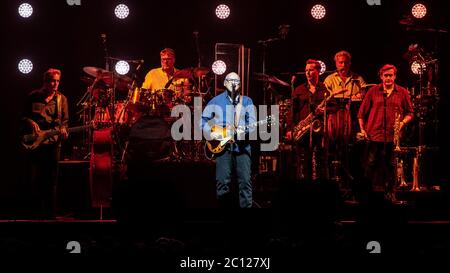 Herning, Dänemark. Juni 2019. Der britische Sänger, Songwriter und Blues-Rock-Musiker Mark Knopfler spielt ein Live-Konzert in der Jyske Bank Boxen in Herning. (Foto: Gonzales Photo - Morten Kjaer). Stockfoto