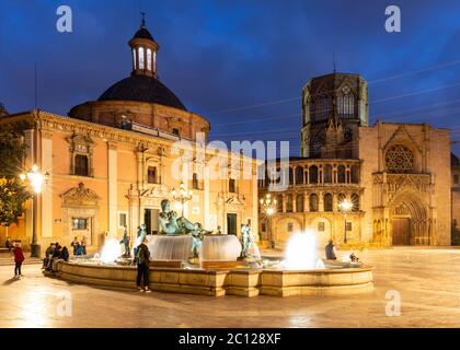 la Fuente del Turia (Turia-Brunnen) und Kathedrale von Valencia, Plaza de la Virgen, Valencia, Spanien. Stockfoto