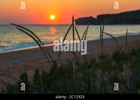 Sonnenaufgang über dem Asowschen Meer am Strand von Generälen. Karalar regionale Landschaftsparks auf der Krim. Stockfoto