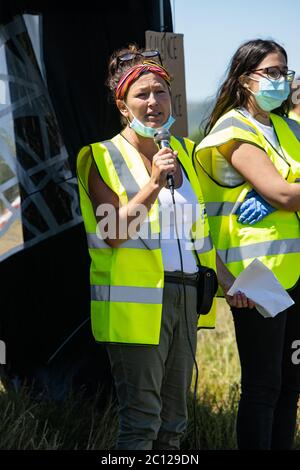 Eastbourne, East Sussex, Großbritannien – Samstag, 13. Juni 2020 – Demonstranten versammeln sich im Princes Park als Teil der Black Lives Matter ( BLM ) Kampagne. Stockfoto
