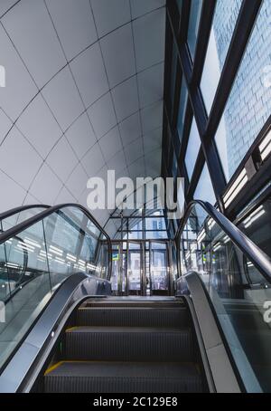 Moderne Rolltreppe in der Stadt Stockfoto