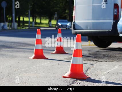 Kunststoff-Signalkegel umschließt einen Platz auf dem Parkplatz für LKW Stockfoto