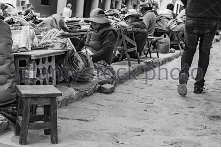 Purmamarca, Jujuy / Argentinien - September 2019: Handwerksmarkt auf dem Purmamarca Platz Stockfoto