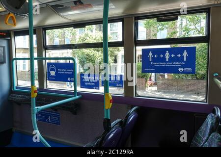 London, Großbritannien. Juni 2020. Neue Maßnahmen im Bereich Transport for London in Londoner Bussen. Die TFL hat neue Grenzwerte für die Anzahl der Personen eingeführt, die in Bussen zugelassen sind. 20 Personen sind an Bord, zu einer bestimmten Zeit, in Doppeldeckerbussen erlaubt. 6 bis 10 Personen sind in den kleineren, einstockiger Bussen erlaubt. Quelle: Marcin Rogozinski/Alamy Live News Stockfoto