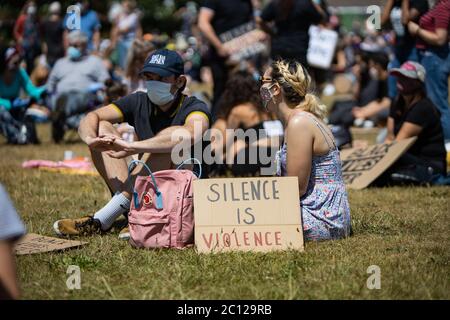 Eastbourne, East Sussex, Großbritannien – Samstag, 13. Juni 2020 – Demonstranten versammeln sich im Princes Park als Teil der Black Lives Matter ( BLM ) Kampagne. Stockfoto