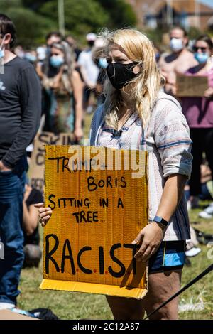 Eastbourne, East Sussex, Großbritannien – Samstag, 13. Juni 2020 – Demonstranten versammeln sich im Princes Park als Teil der Black Lives Matter ( BLM ) Kampagne. Stockfoto