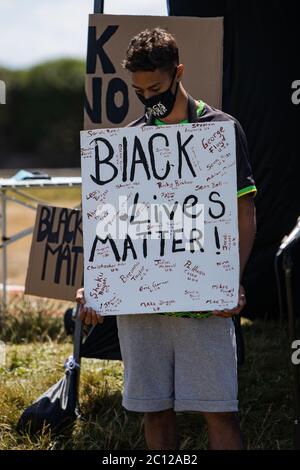 Eastbourne, East Sussex, Großbritannien – Samstag, 13. Juni 2020 – Demonstranten versammeln sich im Princes Park als Teil der Black Lives Matter ( BLM ) Kampagne. Stockfoto
