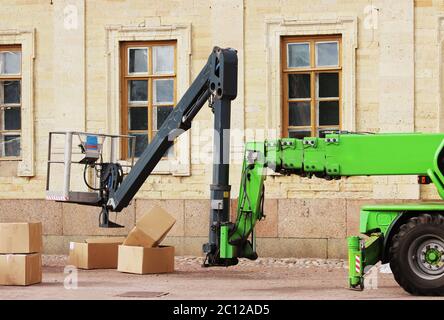 Radhalterung Stützausleger und Hebel mit hydraulischen Lift schwere Maschinen, die in der Nähe des Palastes arbeitet Stockfoto