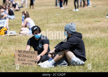 Eastbourne, East Sussex, Großbritannien – Samstag, 13. Juni 2020 – Demonstranten versammeln sich im Princes Park als Teil der Black Lives Matter ( BLM ) Kampagne. Stockfoto