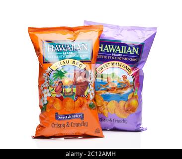 IRVINE, KALIFORNIEN - 25. MAI 2020: Zwei Beutel hawaiianische Marke Wasserkocher Stil Kartoffelchips, Luau BBQ und Sweet Maui Zwiebel. Stockfoto