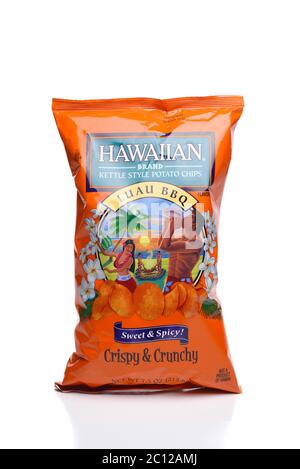 IRVINE, KALIFORNIEN - 25. MAI 2020: Eine Tasche von hawaiianischen Marke Wasserkocher Stil Luau BBQ Kartoffelchips Stockfoto