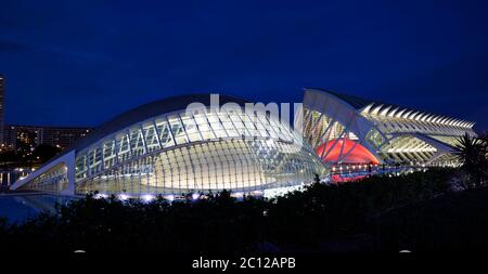 Das hemisphärische Imax-Theater, das nachts beleuchtet wird, der Wissenschaftspark, Valencia, Spanien. Stockfoto