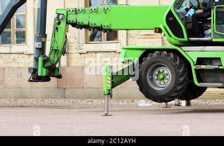 Radhalterung Stützausleger und Hebel mit hydraulischen Lift schwere Maschinen, die in der Nähe des Palastes arbeitet Stockfoto