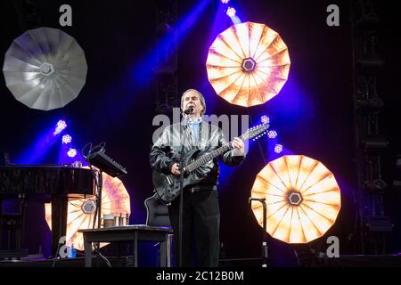 Odense, Dänemark. August 2016. Der britische Sänger, Songwriter und Musiker Chris De Burgh spielt ein Live-Konzert im Den Fynske Landsby in Odense. (Foto: Gonzales Photo - Kent Rasmussen). Stockfoto