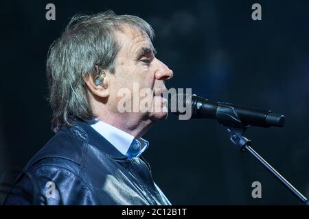 Odense, Dänemark. August 2016. Der britische Sänger, Songwriter und Musiker Chris De Burgh spielt ein Live-Konzert im Den Fynske Landsby in Odense. (Foto: Gonzales Photo - Kent Rasmussen). Stockfoto