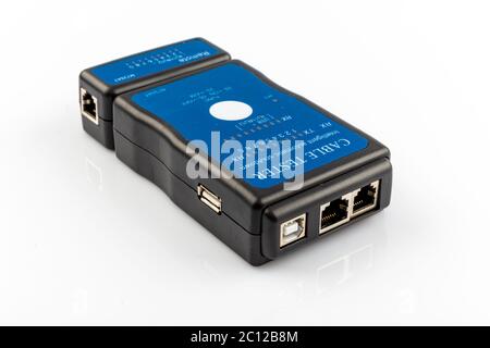 Kabeltester. Netzwerk LAN USB Kabeltester Multi-Modular LAN USB Netzwerk RJ45 Cat5 RJ11 isoliert auf weißem Hintergrund. Stockfoto