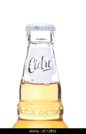 IRVINE, KALIFORNIEN - 4. JUNI 2020: Nahaufnahme eines Stella Artois Cidre, European Style Hard Apple Cider Flaschenhals, auf weiß. Stockfoto