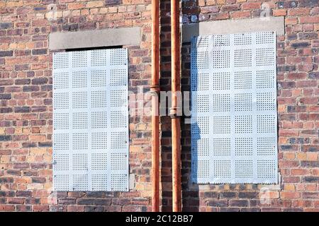 Geschlossene Fensterläden aus Metall, geschlossen wegen der Wirtschaftlichkeit Stockfoto