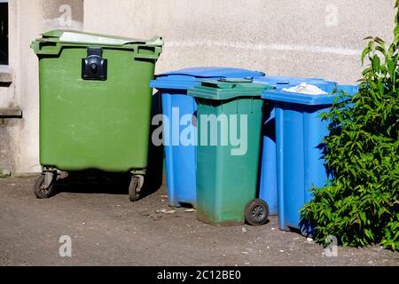 Wheelie bin Farbe blau, grün und schwarz für Zuflucht Sammlung außerhalb Haus in einer Reihe Stockfoto