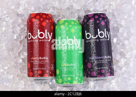 IRVINE, KALIFORNIEN - 20. APRIL 2020: Drei Dosen von Bubly Flavored Sparkling Water - Limette, Kirsche und Blackberry in einem Bett aus Eis Stockfoto